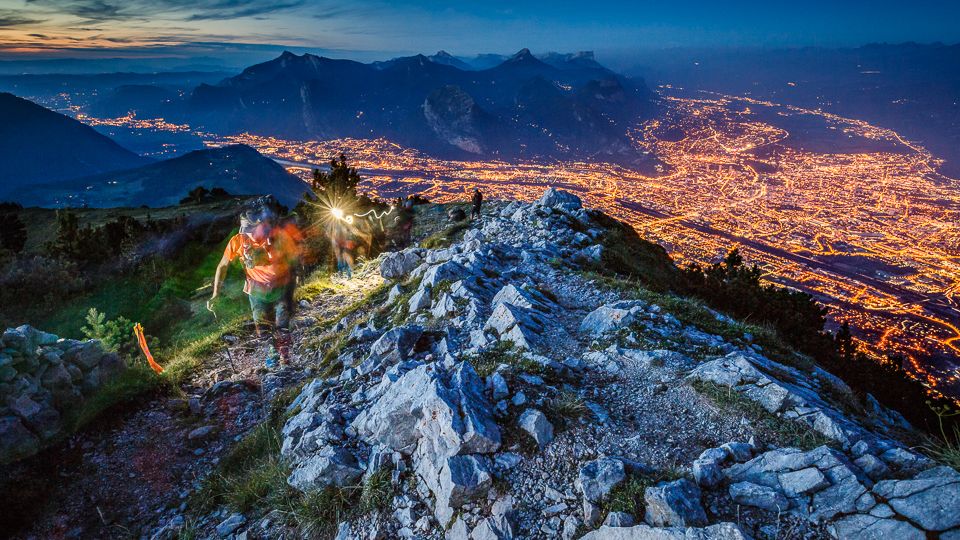 Trailers à la tombée de la nuit au dessus de Grenoble, au Moucherotte